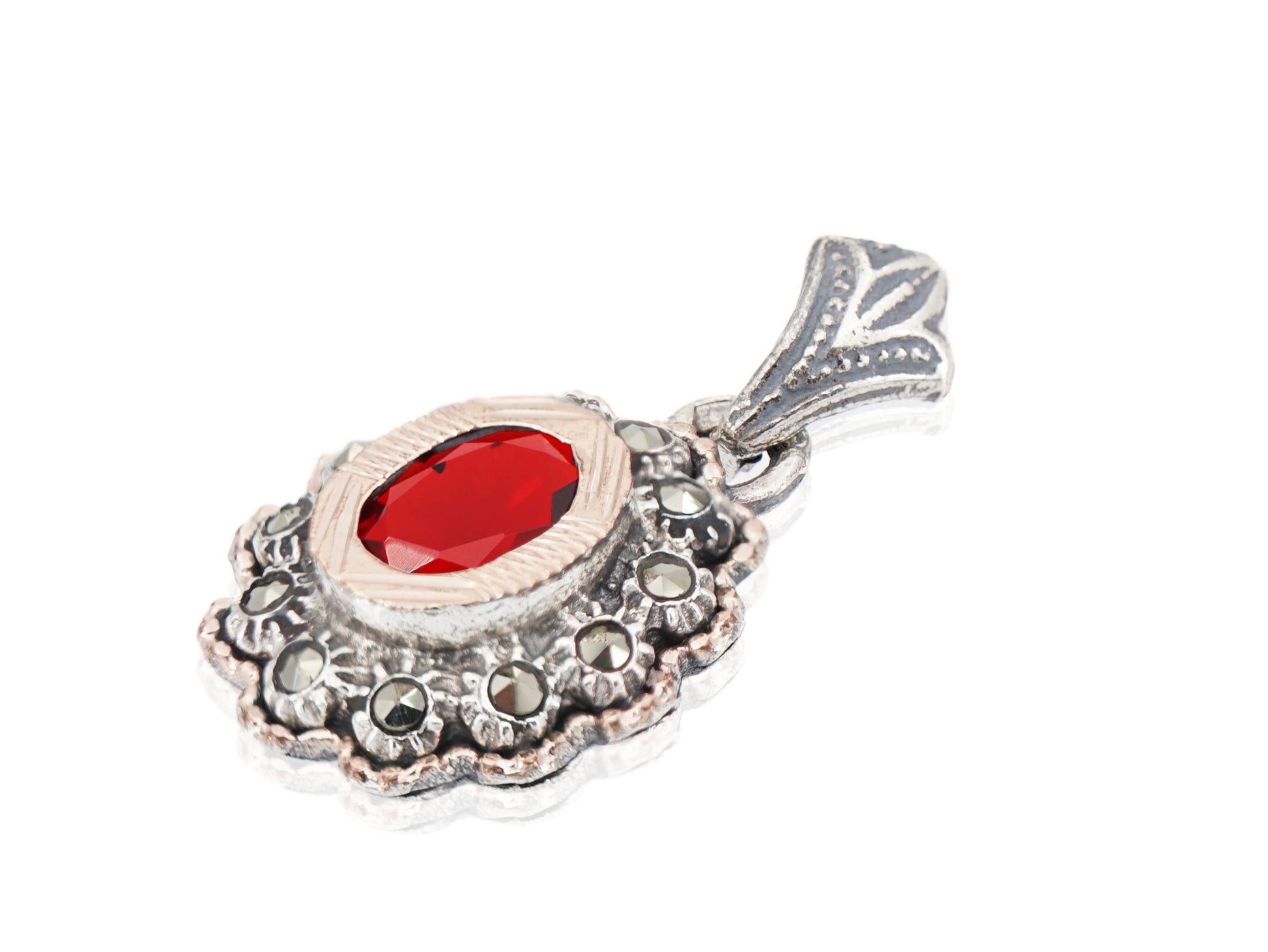 Medalha Oval com Rebordo, Marcassites e Pedra Vermelha, Prata de Lei 925 e Ouro 9k - Perspectiva