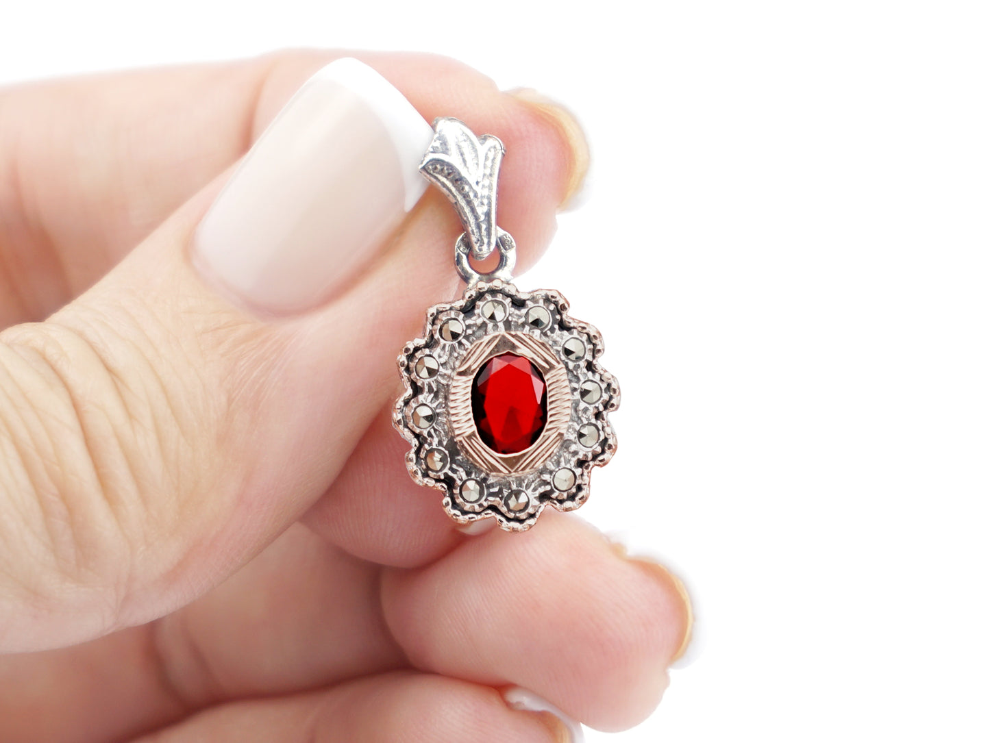 Medalha Oval com Rebordo, Marcassites e Pedra Vermelha, Prata de Lei 925 e Ouro 9k - Pormenor na Mão