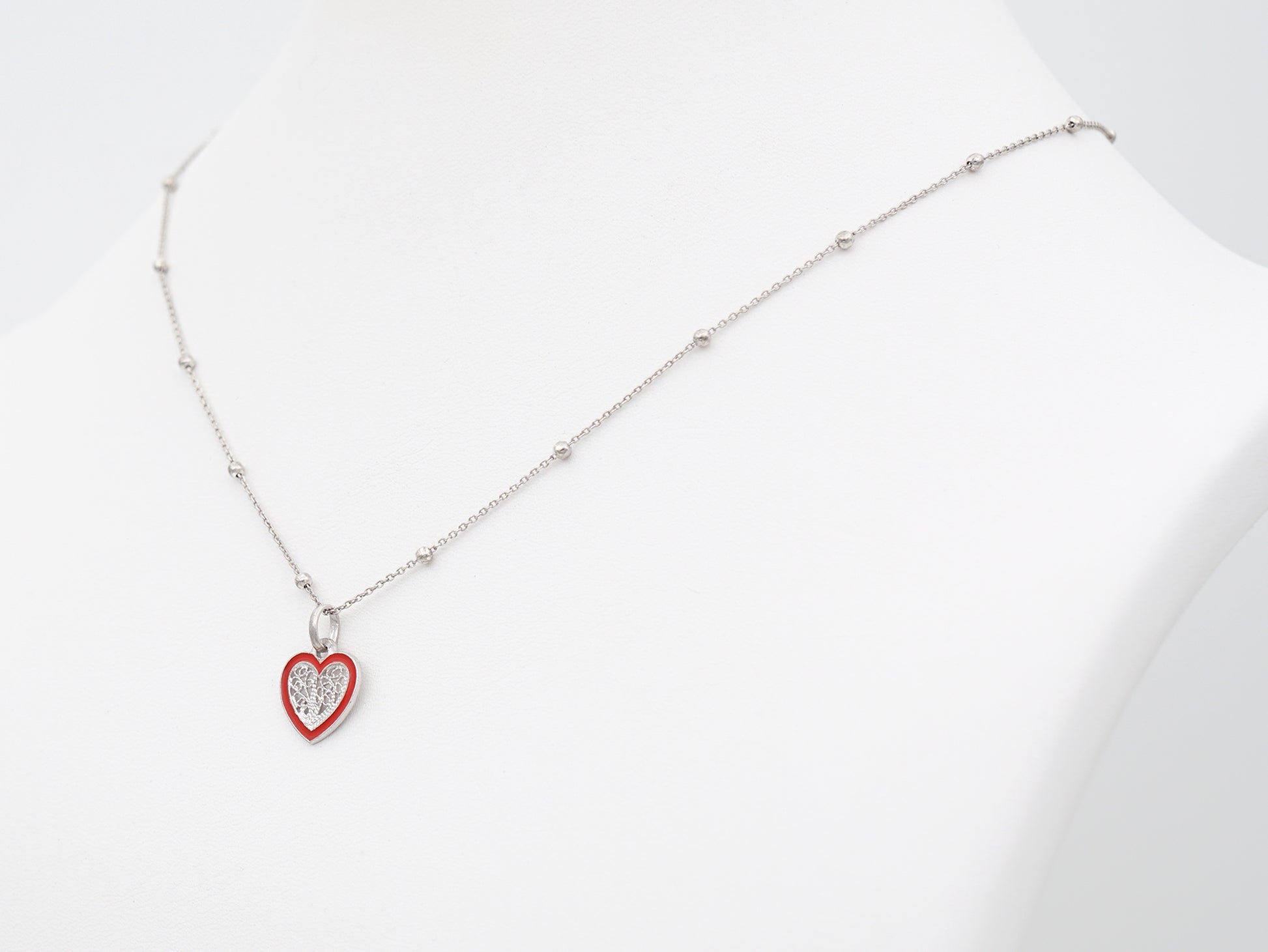 Colar Coração Pequeno Esmalte Vermelho, Filigrana Portuguesa, Prata de Lei 925 - Colar em exposição