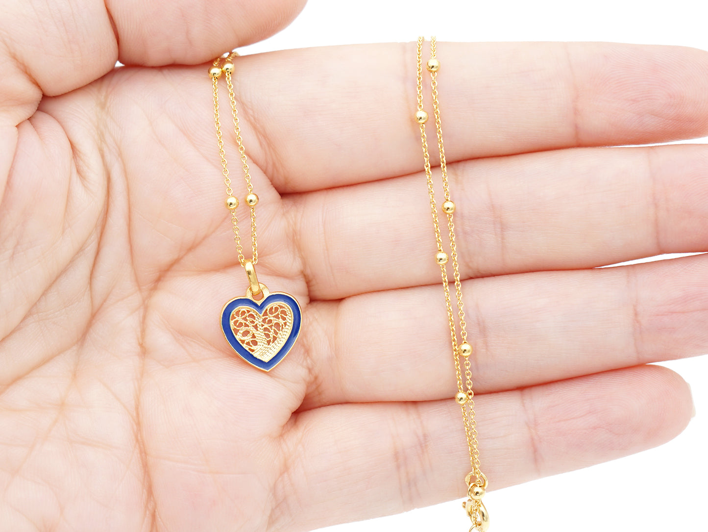 Colar Coração Pequeno Esmalte Azul, Filigrana Portuguesa, Prata de Lei 925 Dourada - Pormenor na mão
