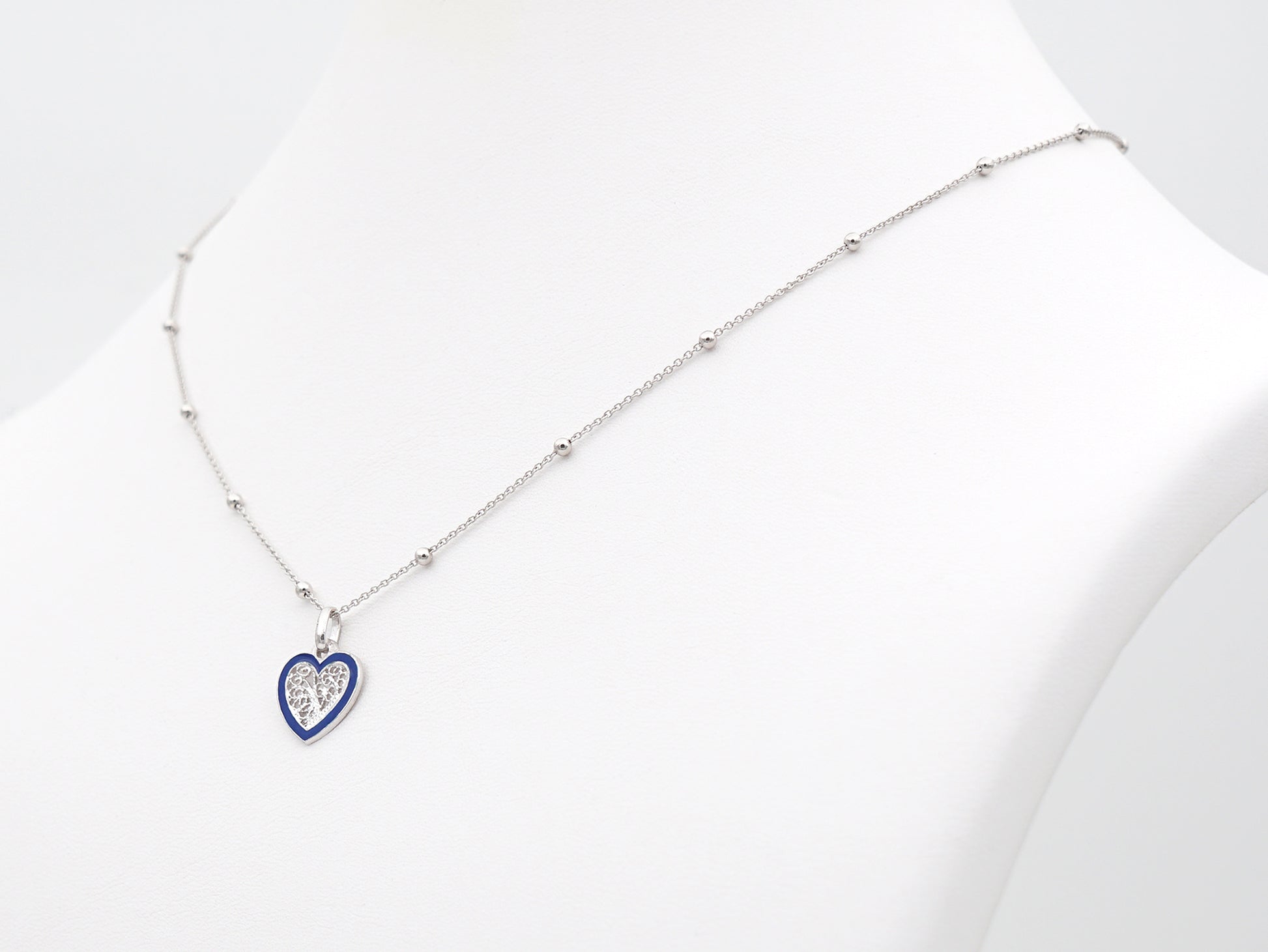 Colar Coração Pequeno Esmalte Azul, Filigrana Portuguesa, Prata de Lei 925 - Colar em exposição