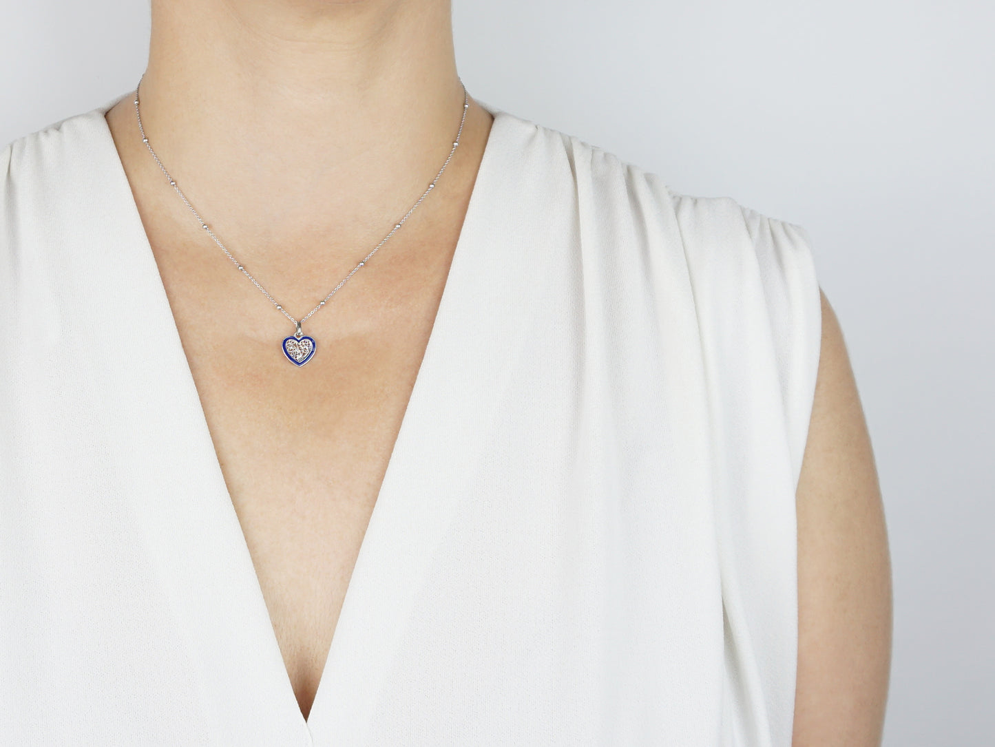 Colar Coração Pequeno Esmalte Azul, Filigrana Portuguesa, Prata de Lei 925 - Mulher a usar colar