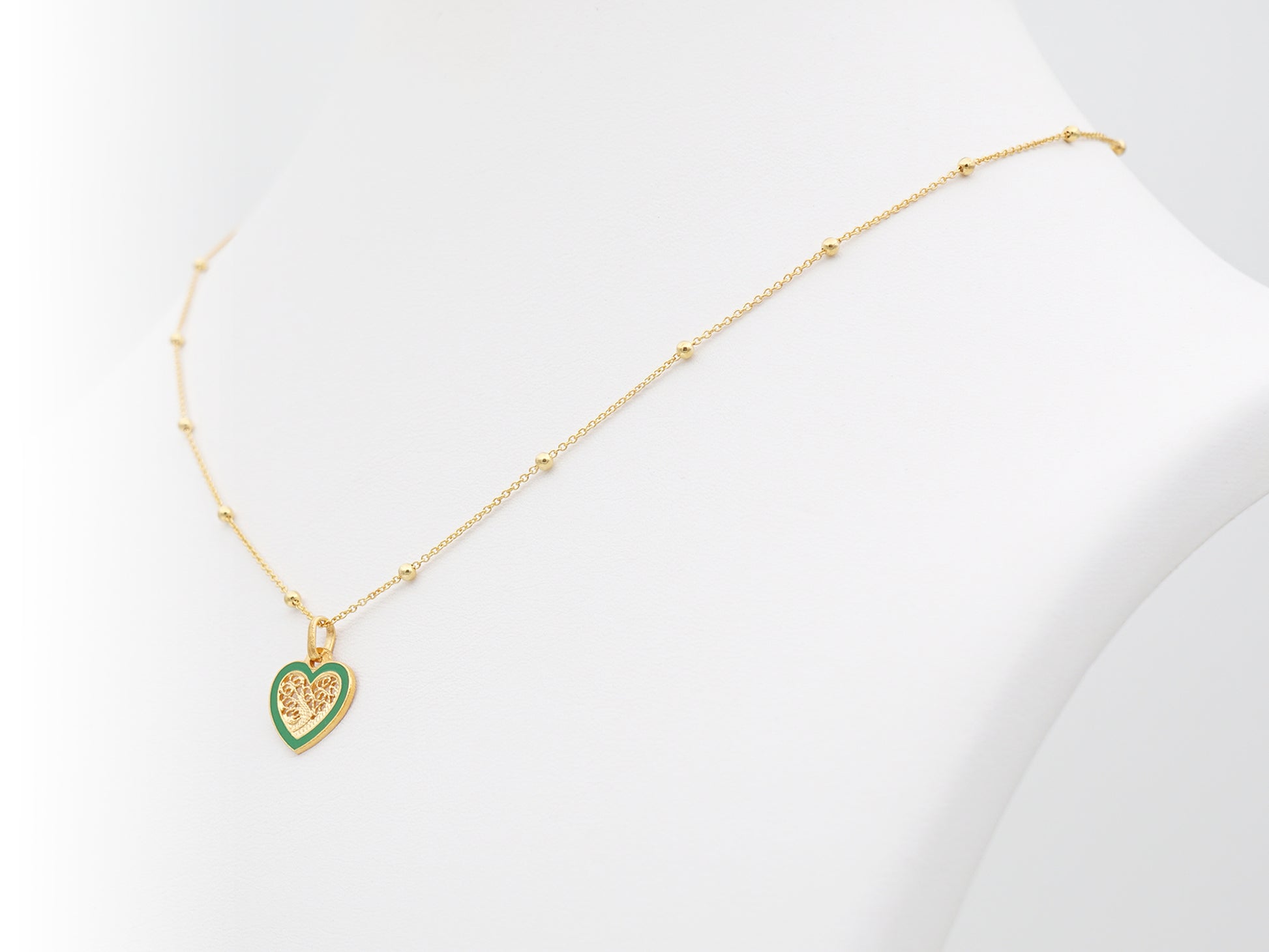 Colar Coração Pequeno Esmalte Verde, Filigrana Portuguesa, Prata de Lei 925 Dourada - Colar em exposição