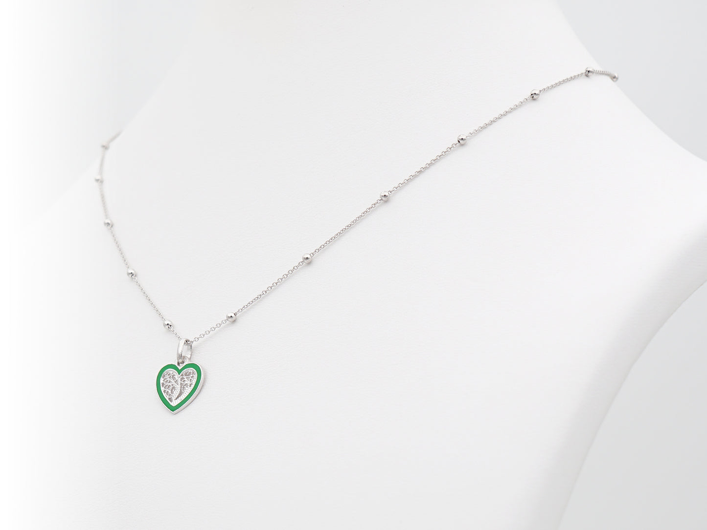 Colar Coração Pequeno Esmalte Verde, Filigrana Portuguesa, Prata de Lei 925 - Colar em exposição
