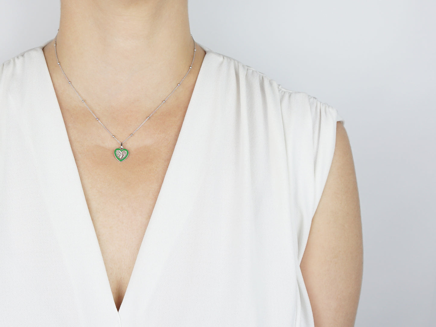 Colar Coração Pequeno Esmalte Verde, Filigrana Portuguesa, Prata de Lei 925 - Mulher a usar colar