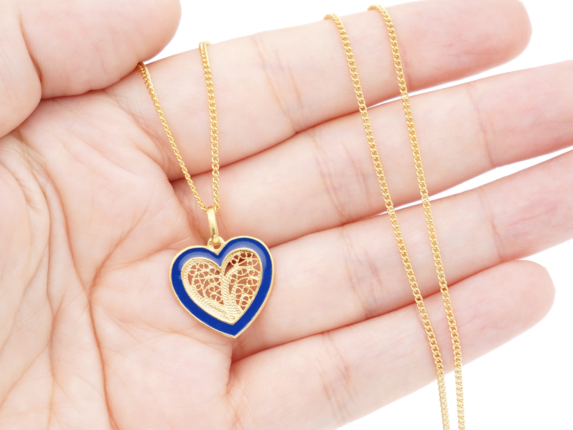 Colar Coração Médio Esmalte Azul, Filigrana Portuguesa, Prata de Lei 925 Dourada - Pormenor na mão