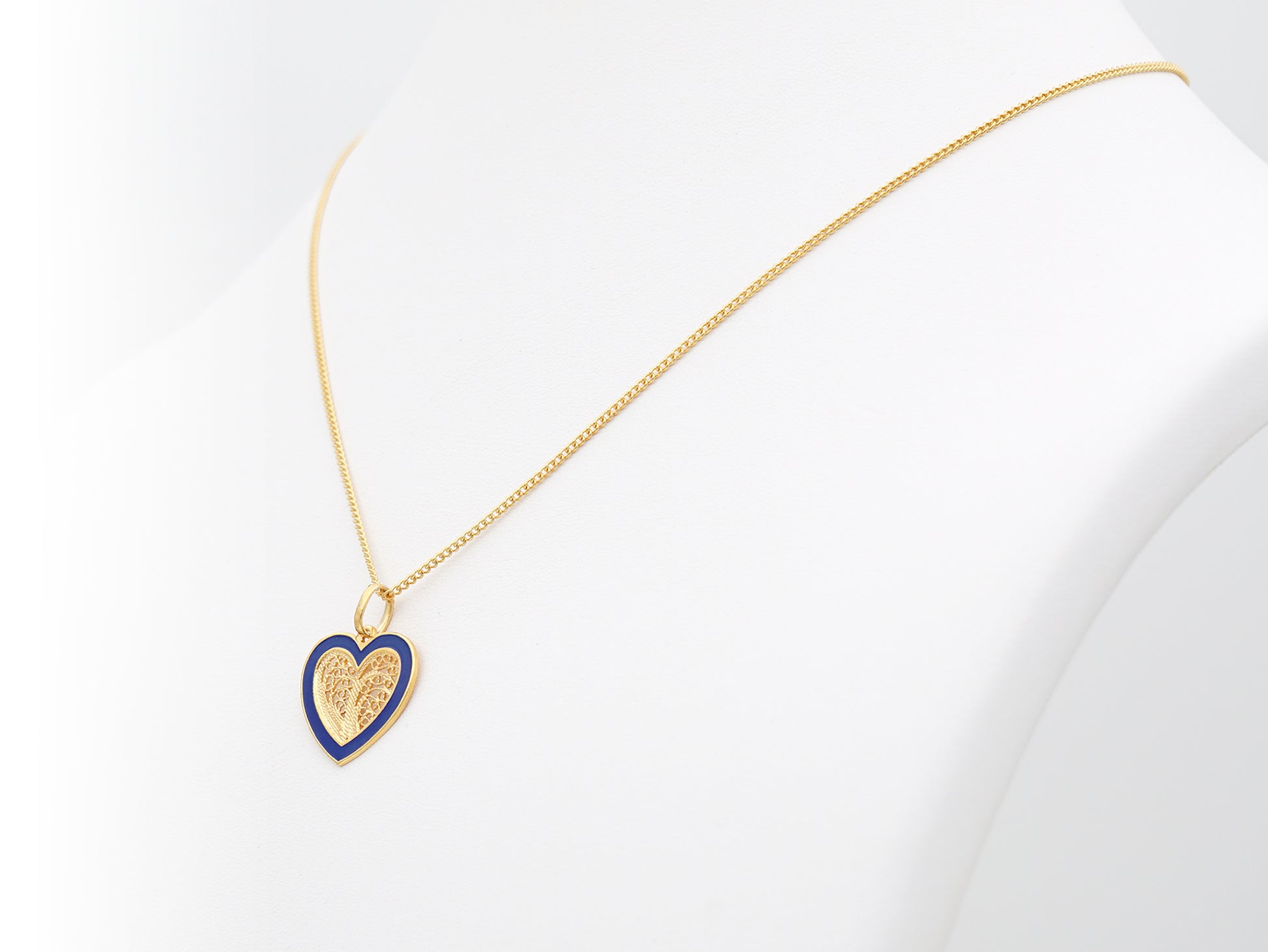 Colar Coração Médio Esmalte Azul, Filigrana Portuguesa, Prata de Lei 925 Dourada - Colar em exposição