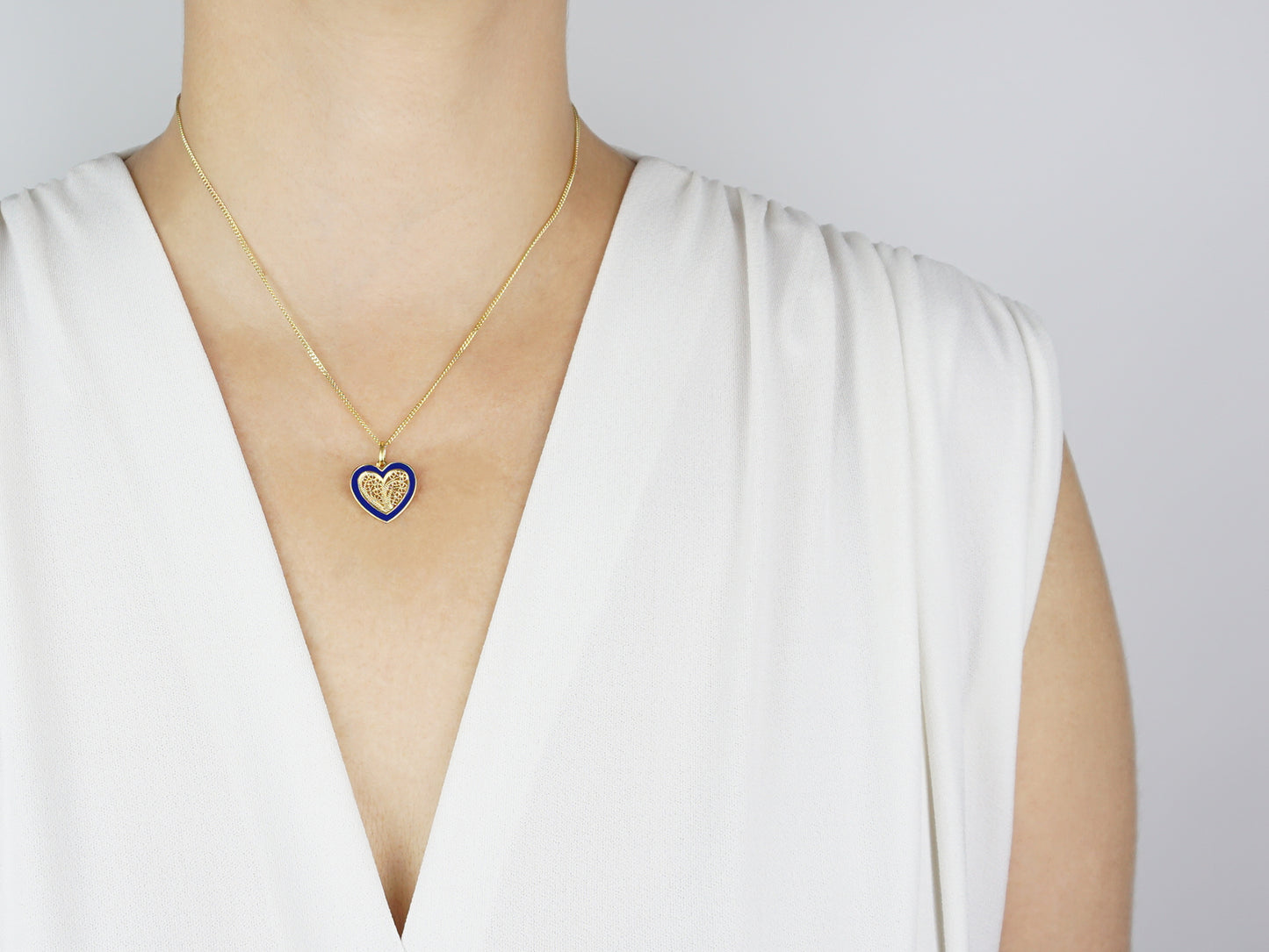 Colar Coração Médio Esmalte Azul, Filigrana Portuguesa, Prata de Lei 925 Dourada - Mulher a usar colar