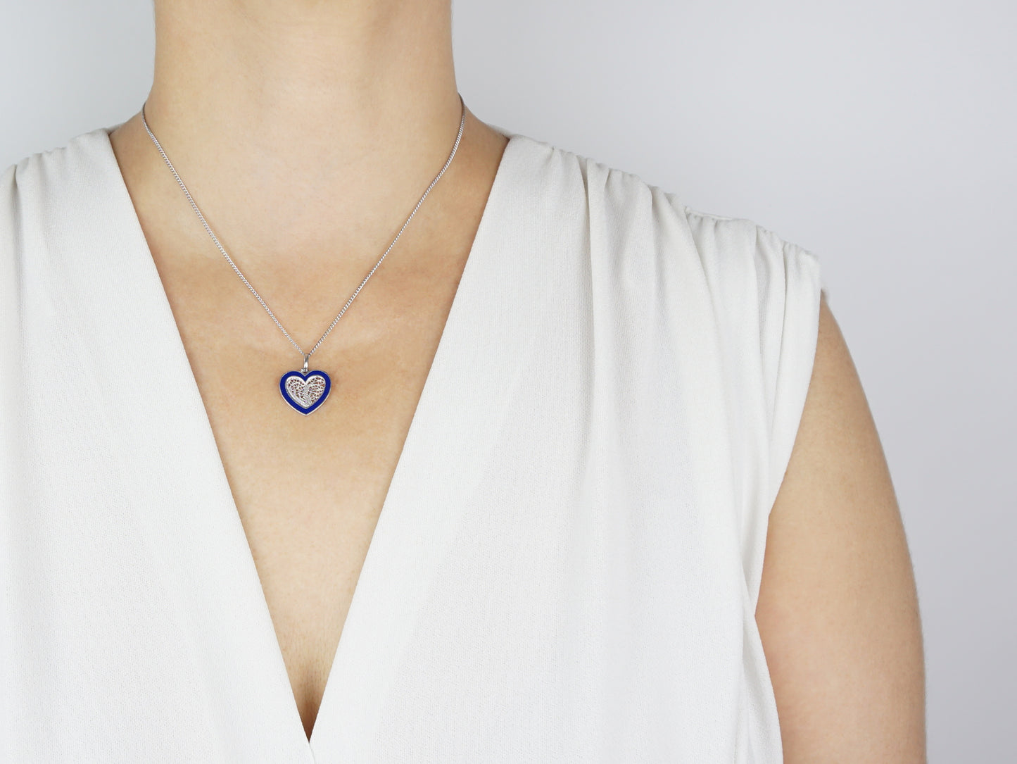 Colar Coração Médio Esmalte Azul, Filigrana Portuguesa, Prata de Lei 925 - Mulher a usar colar