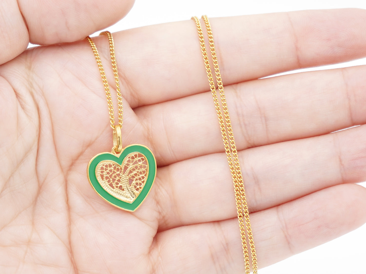 Colar Coração Médio Esmalte Verde, Filigrana Portuguesa, Prata de Lei 925 Dourada - Pormenor na mão