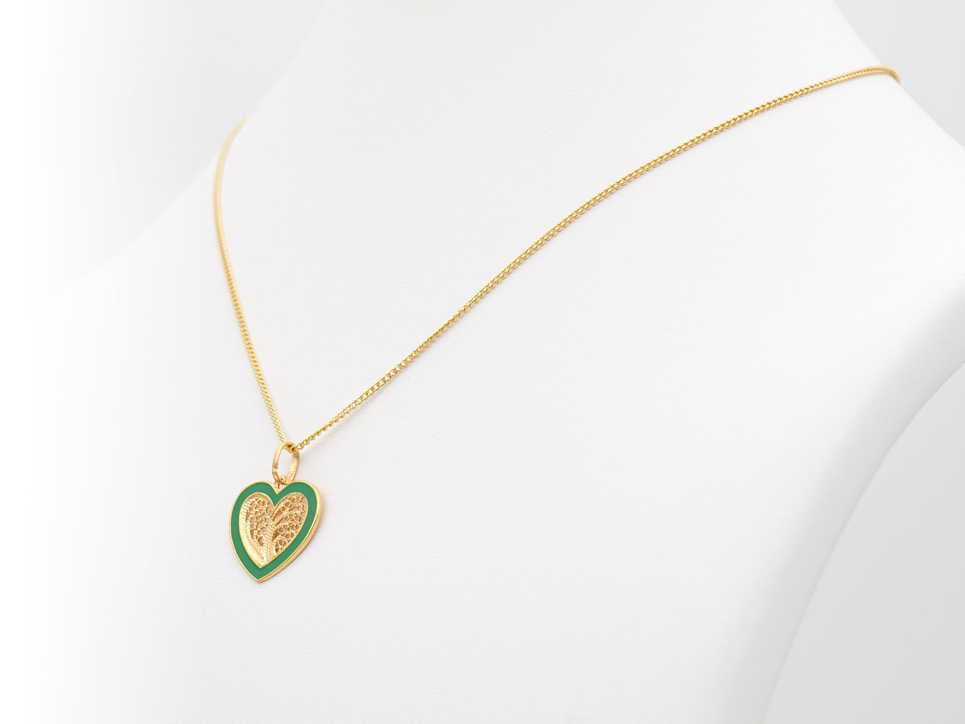 Colar Coração Médio Esmalte Verde, Filigrana Portuguesa, Prata de Lei 925 Dourada - Colar em exposição