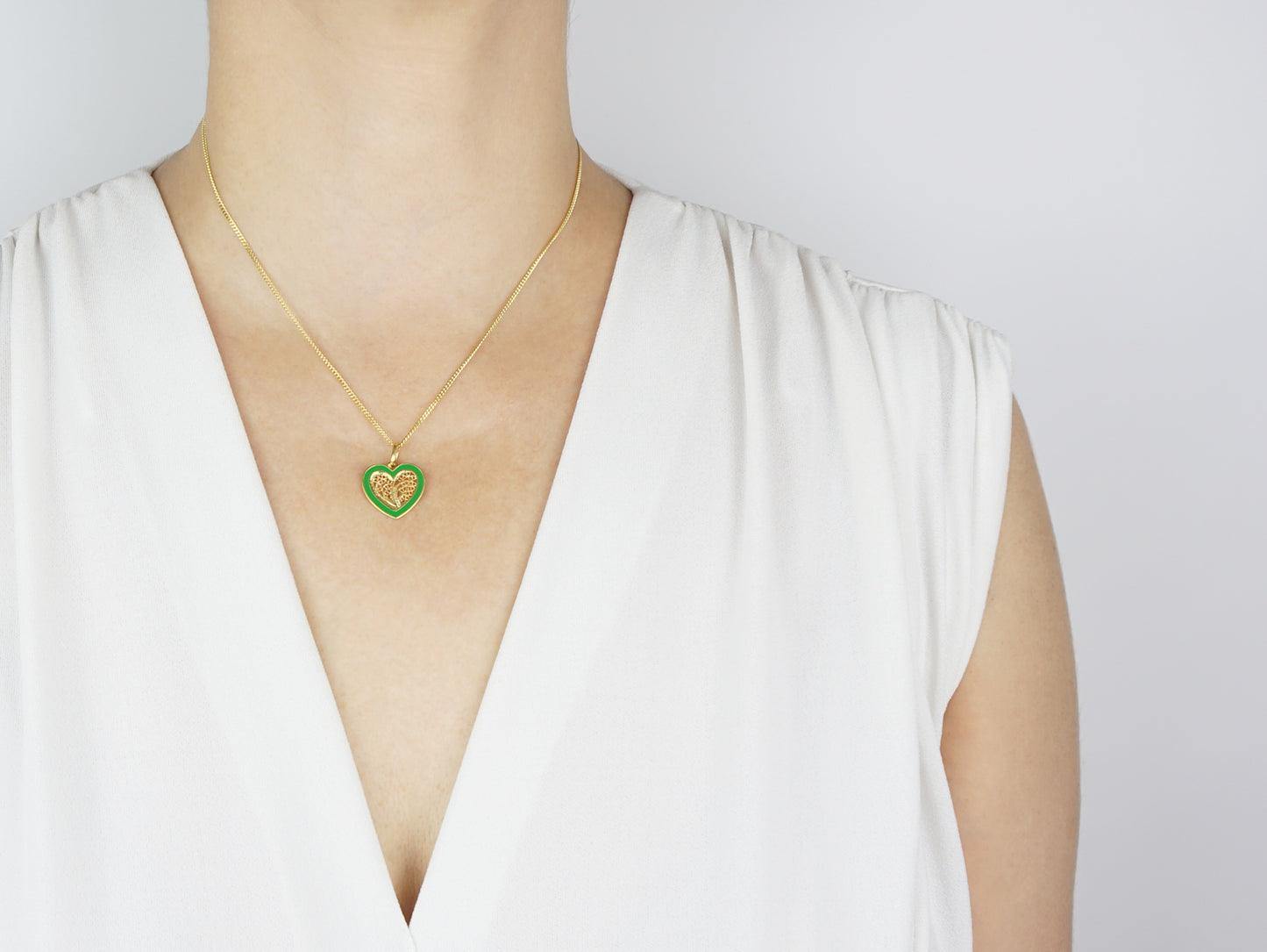 Colar Coração Médio Esmalte Verde, Filigrana Portuguesa, Prata de Lei 925 Dourada - Mulher a usar colar
