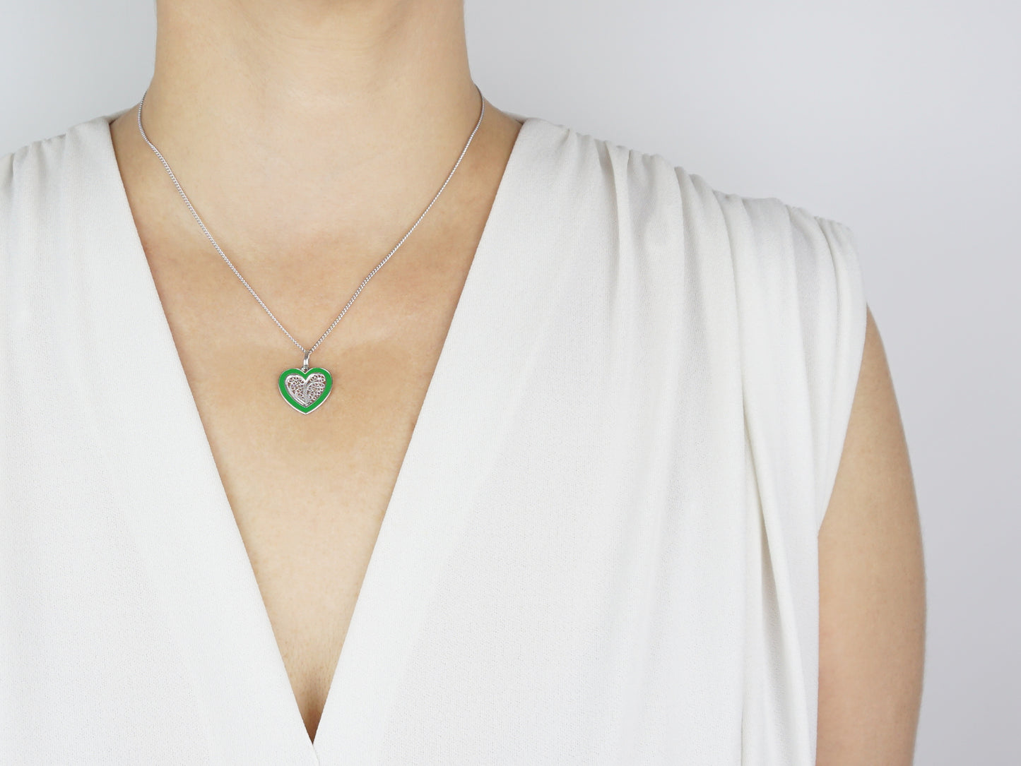 Colar Coração Médio Esmalte Verde, Filigrana Portuguesa, Prata de Lei 925 - Mulher a usar colar
