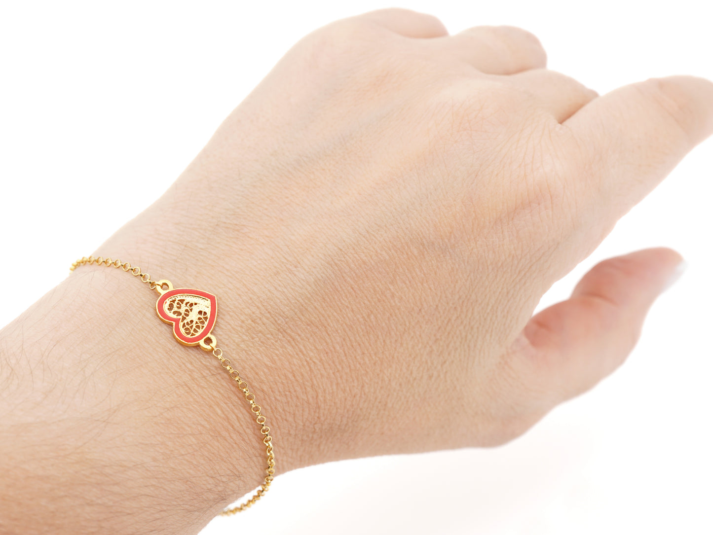Pulseira Coração Pequeno Esmalte Vermelho, Filigrana Portuguesa, Prata de Lei 925 Dourada - Mulher a usar pulseira