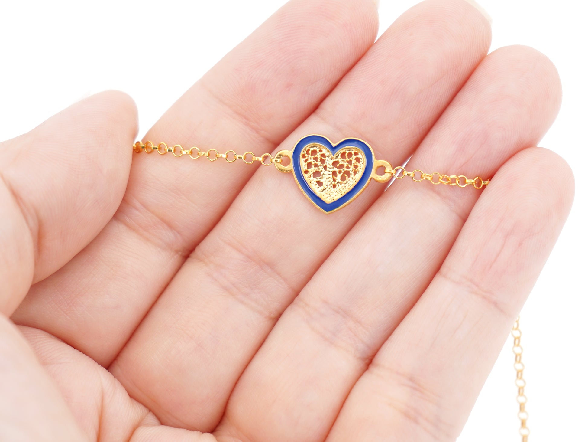 Pulseira Coração Pequeno Esmalte Azul, Filigrana Portuguesa, Prata de Lei 925 Dourada - Pormenor na mão