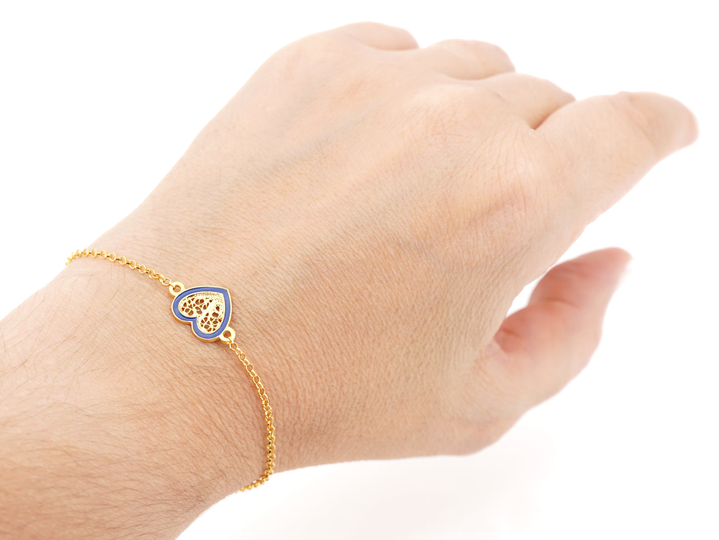 Pulseira Coração Pequeno Esmalte Azul, Filigrana Portuguesa, Prata de Lei 925 Dourada - Mulher a usar pulseira