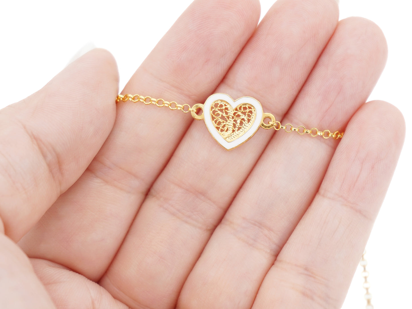 Pulseira Coração Pequeno Esmalte Branco, Filigrana Portuguesa, Prata de Lei 925 Dourada - Pormenor na mão