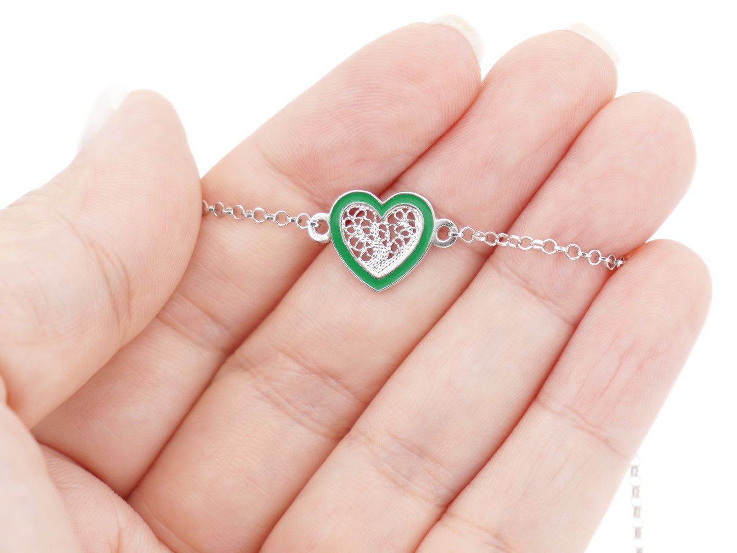 Pulseira Coração Pequeno Esmalte Verde, Filigrana Portuguesa, Prata de Lei 925 - Pormenor na mão