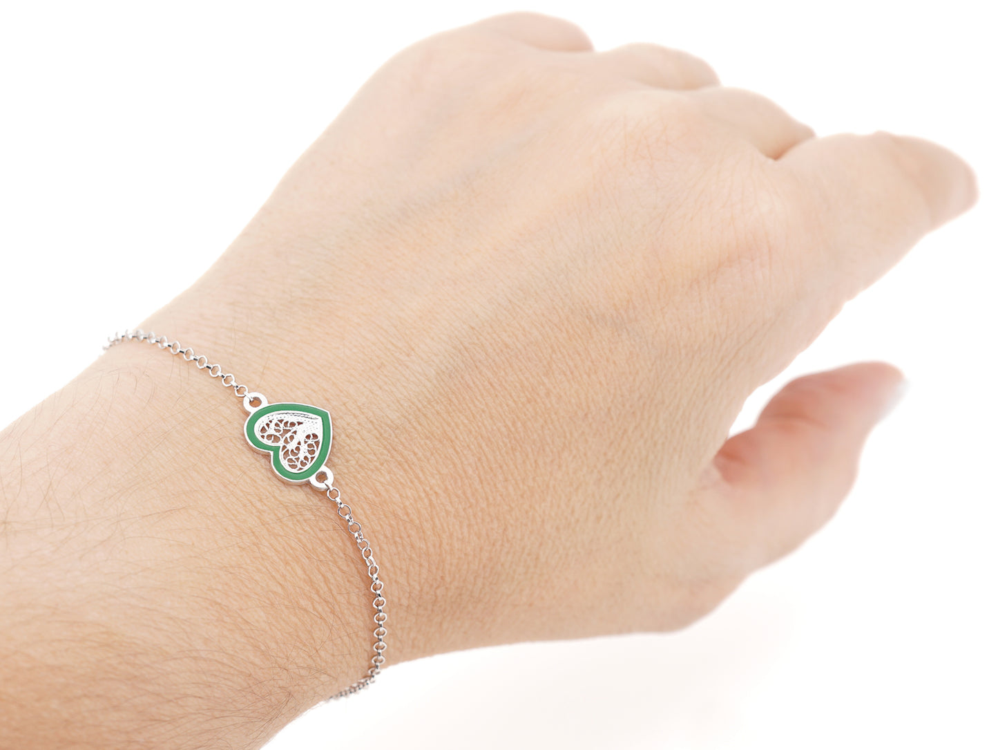 Pulseira Coração Pequeno Esmalte Verde, Filigrana Portuguesa, Prata de Lei 925 - Mulher a usar pulseira