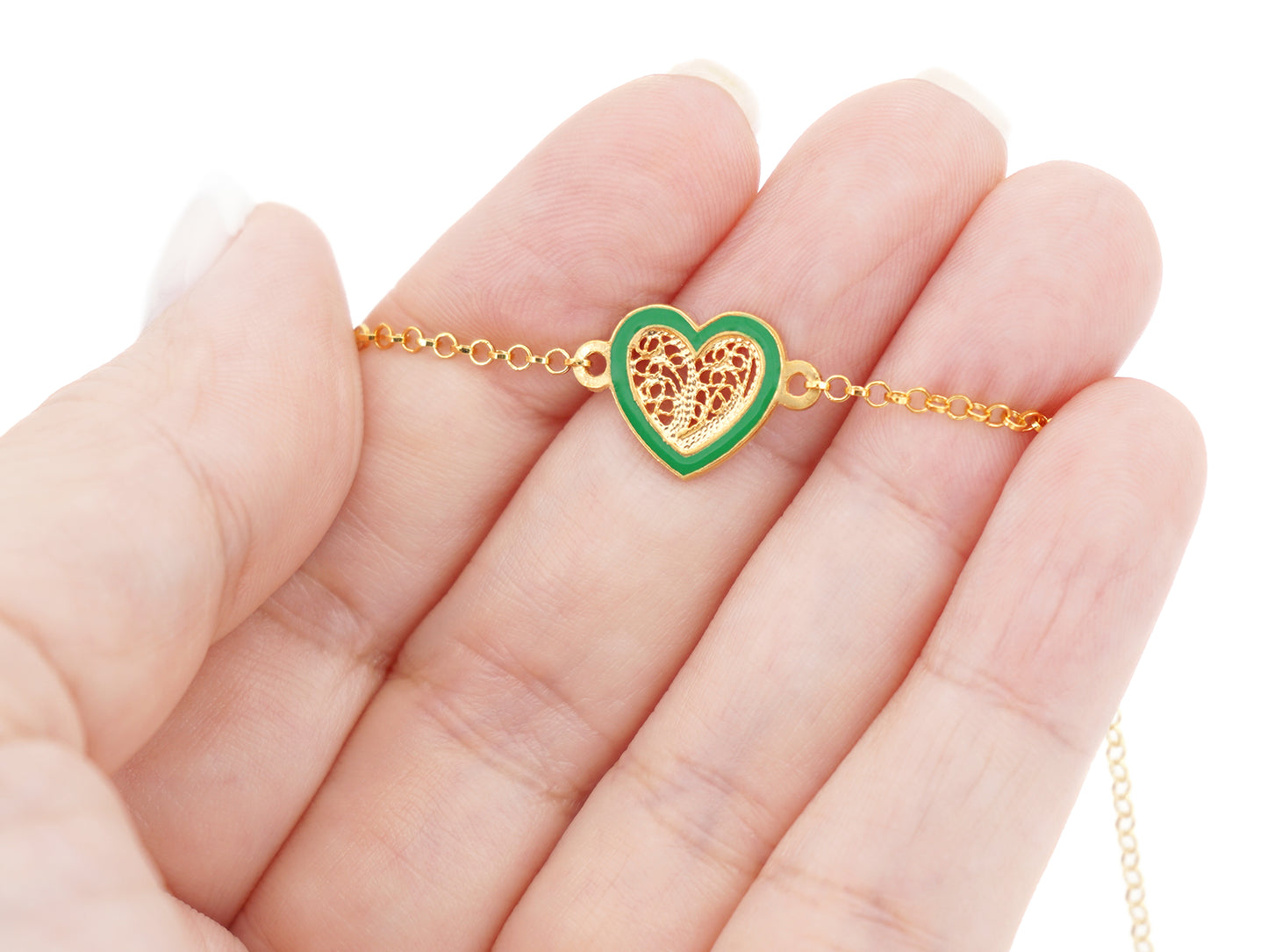 Pulseira Coração Pequeno Esmalte Verde, Filigrana Portuguesa, Prata de Lei 925 Dourada - Pormenor na mão