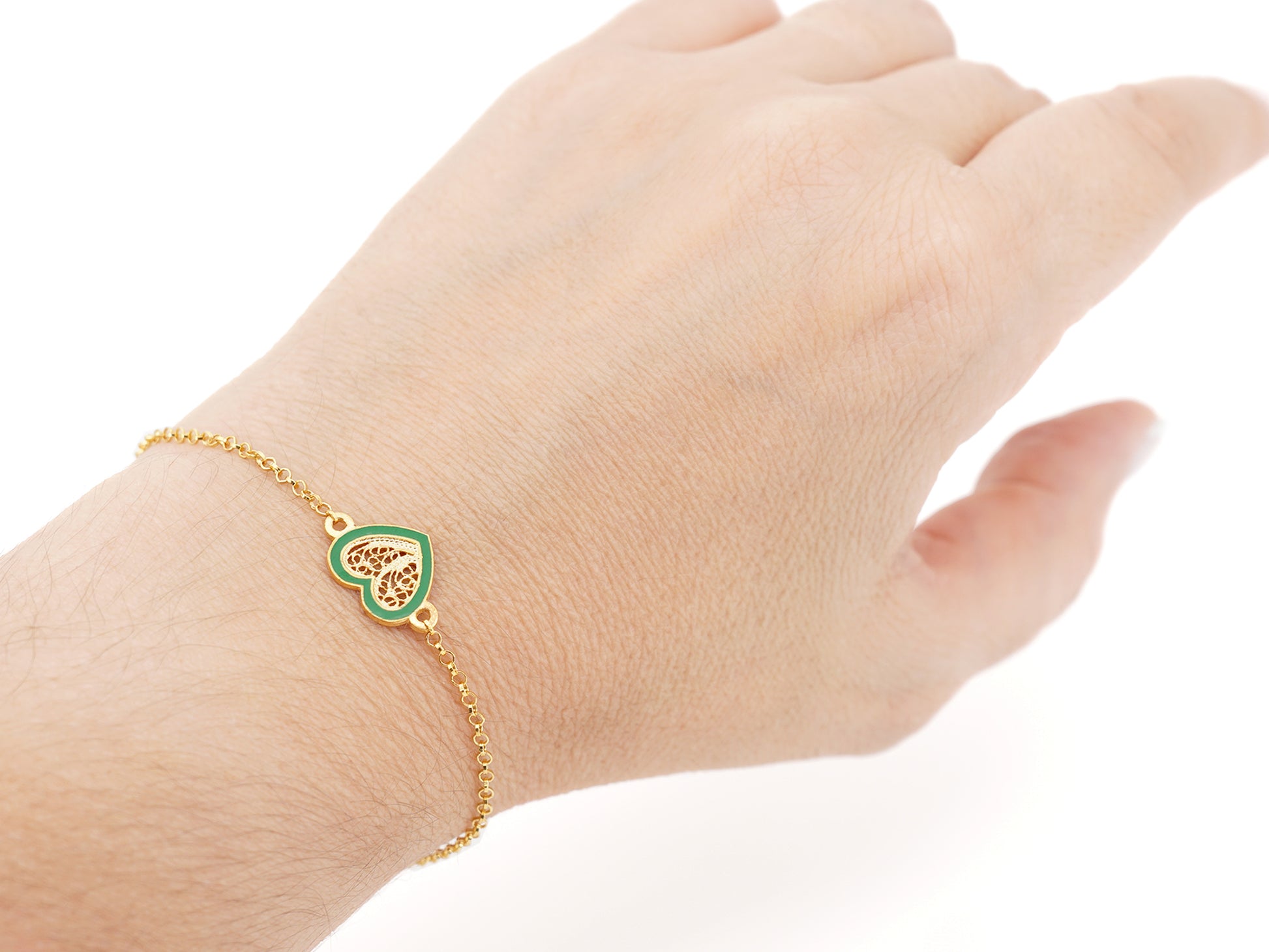 Pulseira Coração Pequeno Esmalte Verde, Filigrana Portuguesa, Prata de Lei 925 Dourada - Mulher a usar pulseira