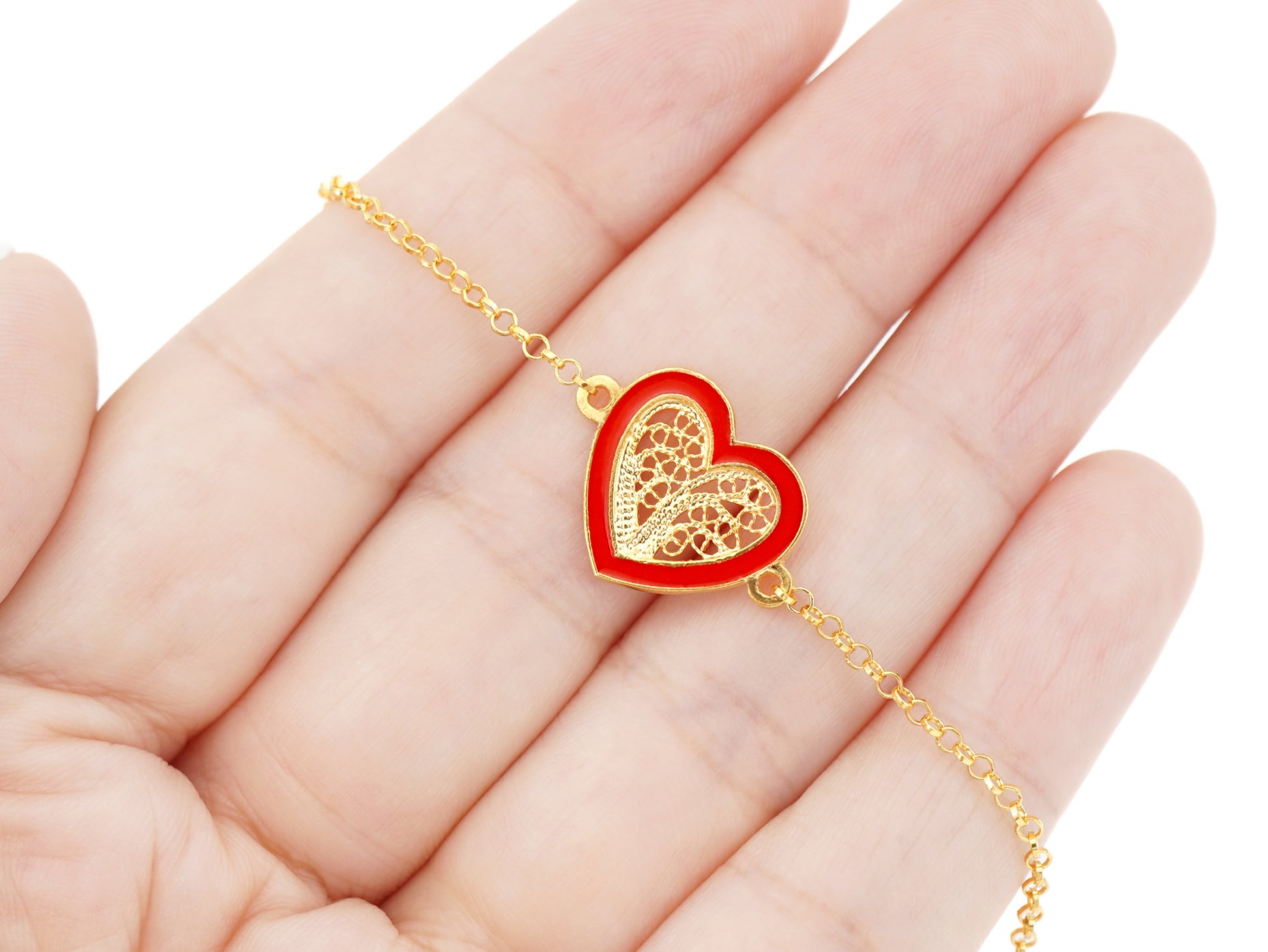 Pulseira Coração Médio Esmalte Vermelho, Filigrana Portuguesa, Prata de Lei 925 Dourada - Pormenor na mão