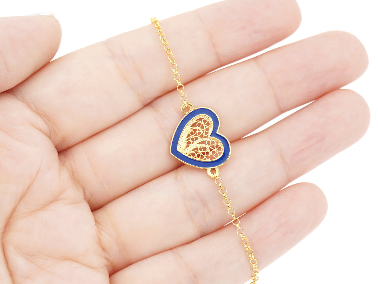 Pulseira Coração Médio Esmalte Azul, Filigrana Portuguesa, Prata de Lei 925 Dourada - Pormenor na mão