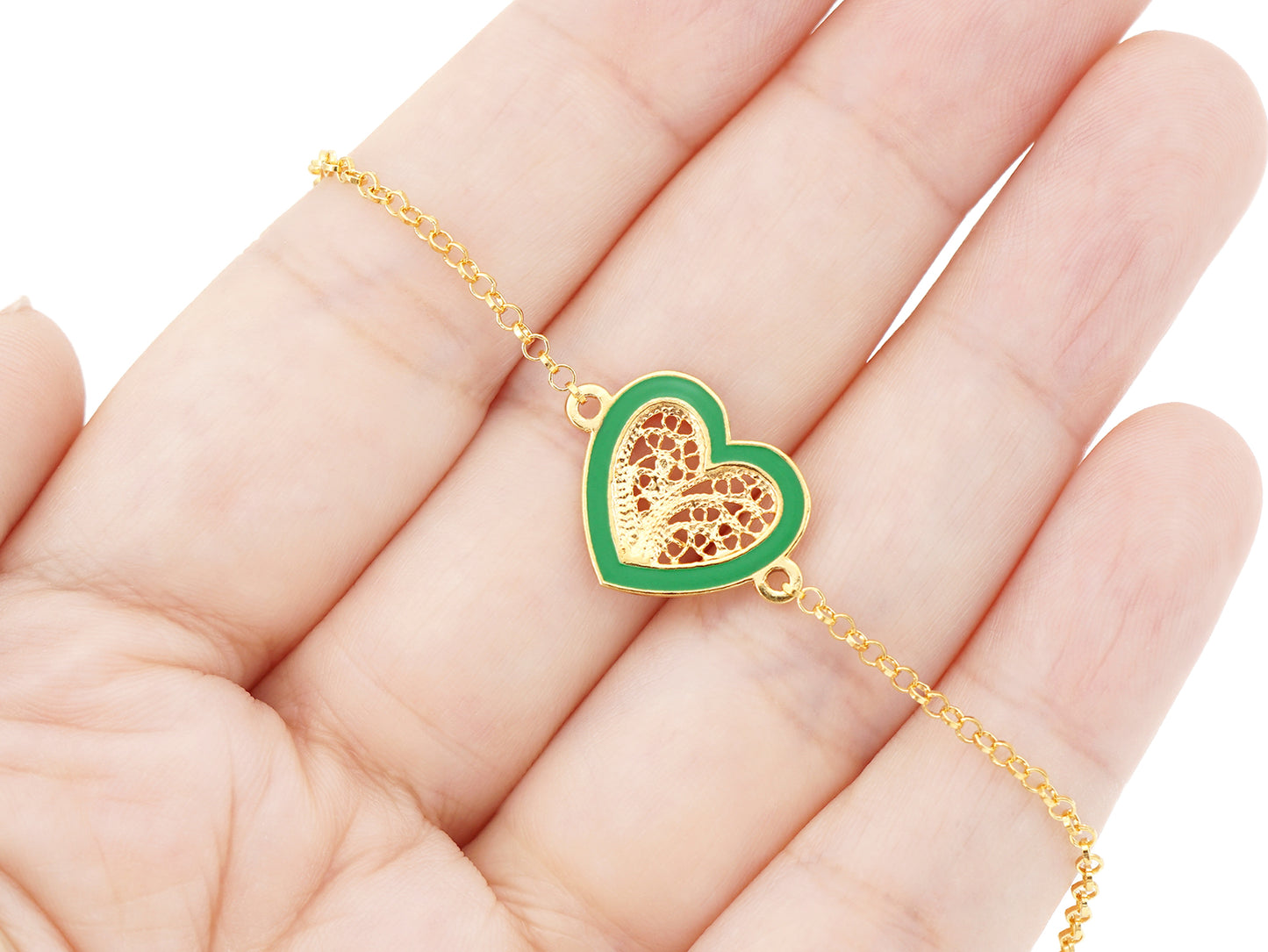 Pulseira Coração Médio Esmalte Verde, Filigrana Portuguesa, Prata de Lei 925 Dourada - Pormenor na mão